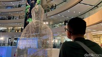 Rupang ini pun menarik para perhatian pengunjung di Tunjungan Plaza Surabaya. Banyak dari mereka yang menyaksikan kemegahan rupang dari sejumlah tingkat lantai mall.