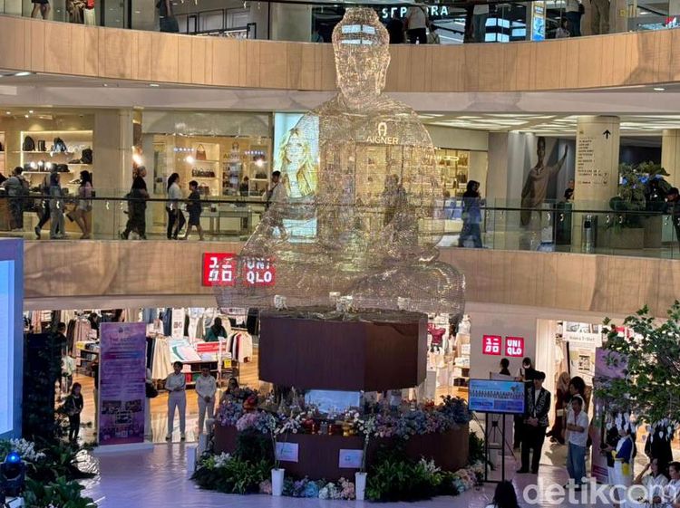 Melihat Patung Buddha Transparan di Surabaya