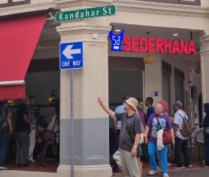 Buka Cabang di Singapura, Restoran Sederhana Disambut Antusias 'Warlok'