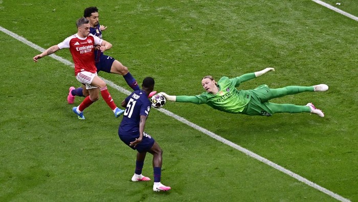 Soccer Football - UEFA Champions League - Final - Paris St Germain v Arsenal - Puskas Arena, Budapest, Hungary - May 30, 2026 Paris St Germains Matvey Safonov and Marquinhos in action with Arsenals Leandro Trossard REUTERS/Marton Monus