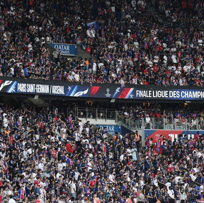 Lautan Suporter Meriahkan Final PSG vs Arsenal di Puskas Arena