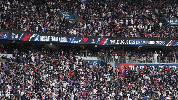 Lautan Suporter Meriahkan Final PSG vs Arsenal di Puskas Arena