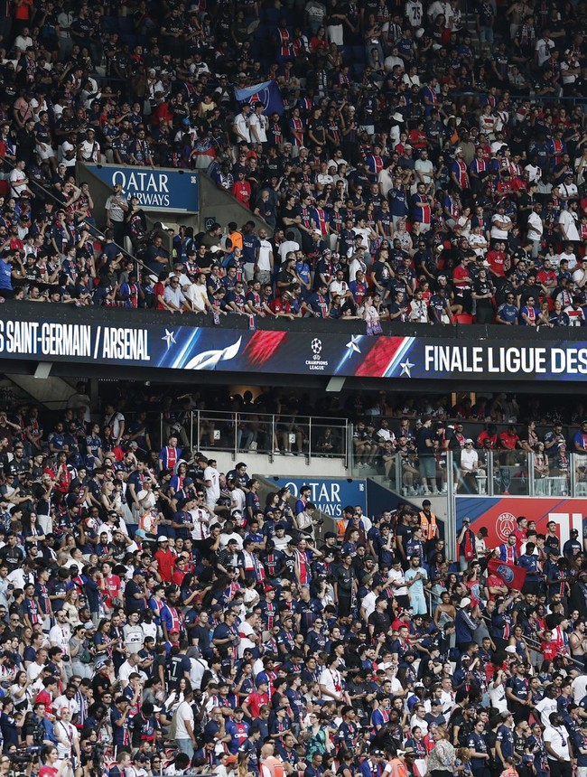 Lautan Suporter Meriahkan Final PSG vs Arsenal di Puskas Arena