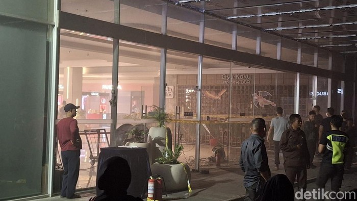 Suasana di lokasi kebakaran di Palembang Indah Mall