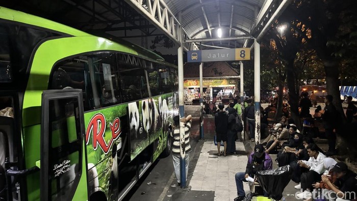 Suasana Terminal Purabaya Sabtu (30/5) malam