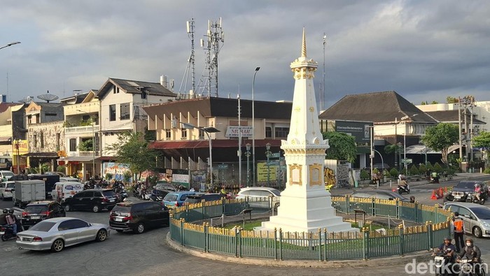 Suasana lalu lintas di kawasan Tugu Jogja saat long weekend libur Waisak dan Hari Lahir Pancasila, Sabtu (30/5/2026).
