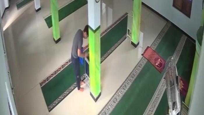 Seorang pria terekam CCTV mencuri uang dari kotak amal Masjid Nurul Yakin di Ternate.