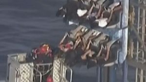 Video: Ngeri! 8 Siswa Terjebak Hampir 4 Jam di Puncak Roller Coaster Texas