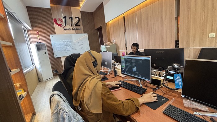 Tim Call Center 112 Sidoarjo yang siaga melayani laporan masyarakat.