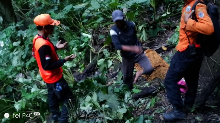 Tim gabungan mengevakuasi mayat yang ditemukan di area jurang di Pagar Alam
