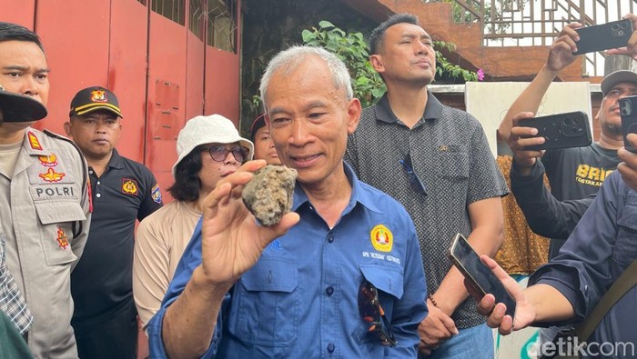 Tim geolog UPN Veteran Jogja mengecek rumah Mutfiati, warga Seyegan, Sleman, yang terbakar berulang kali, Sabtu (30/5/2026).