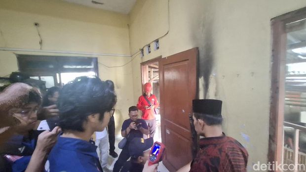Tim Geologi UGM mengecek penyebab kebakaran misterius berulang kali di rumah warga Seyegan, Sleman, Sabtu (30/5/2026). Tim Geologi UGM mengecek penyebab kebakaran misterius berulang kali di rumah warga Seyegan, Sleman, Sabtu (30/5/2026).
