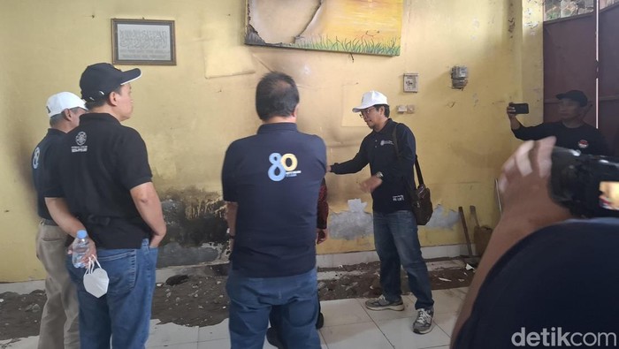 Tim Geologi UGM mengecek penyebab kebakaran misterius berulang kali di rumah warga Seyegan, Sleman, Sabtu (30/5/2026).