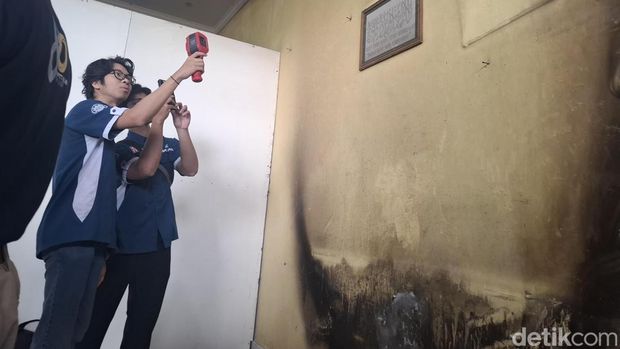 Tim Geologi UGM mengecek penyebab kebakaran misterius berulang kali di rumah warga Seyegan, Sleman, Sabtu (30/5/2026).