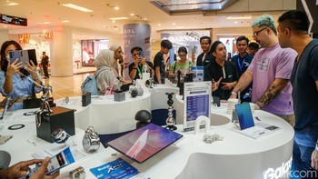Pengunjung mencoba berbagai gadget sebelum membeli di Grand Indonesia, Jakarta, Sabtu (30/5/2026), dalam ajang pameran teknologi Blibli XPO 2026 yang berlangsung pada 27–31 Mei 2026. Event tersebut menjadi salah satu destinasi masyarakat untuk melihat dan mencoba perangkat terbaru secara langsung.