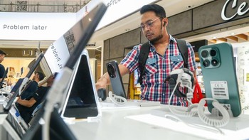 Meski demikian, pasar gadget Indonesia masih menunjukkan daya tahan. Laporan riset Counterpoint mencatat segmen smartphone premium dengan harga di atas US$600 mengalami pertumbuhan signifikan pada kuartal pertama 2026. Capaian tersebut menjadi salah satu yang tertinggi dalam sejarah pasar smartphone nasional, menandakan konsumen yang memiliki kebutuhan untuk upgrade perangkat tetap melakukan pembelian meski harga meningkat.