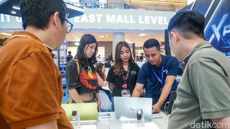 Pengunjung mencoba berbagai gadget sebelum membeli di Grand Indonesia, Jakarta, Sabtu (30/5/2026), dalam ajang pameran teknologi Blibli XPO 2026 yang berlangsung pada 27–31 Mei 2026. Event tersebut menjadi salah satu destinasi masyarakat untuk melihat dan mencoba perangkat terbaru secara langsung.