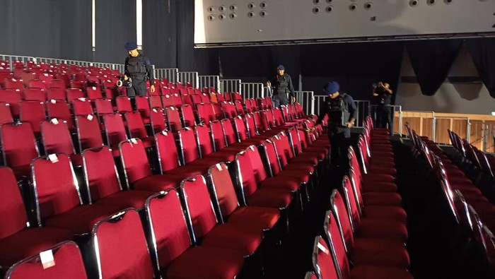Unit Jibom Polda Metro Jaya melakukan sterilisasi jelang Java Jazz Festival.