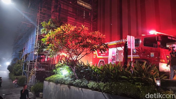 Upaya pemadaman kebakaran di Palembang Indah Mall