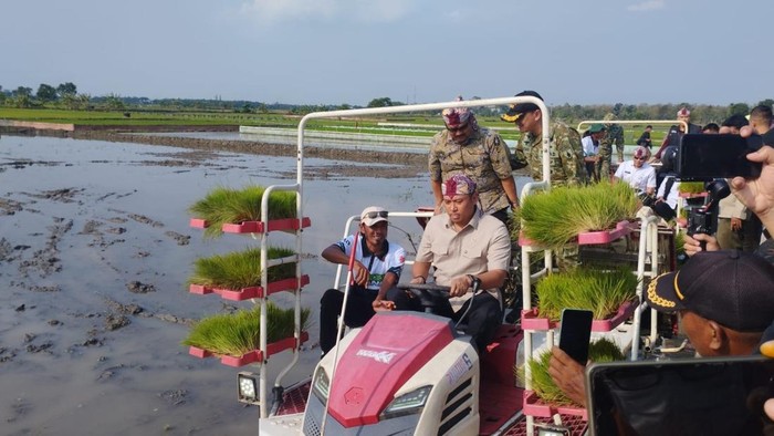 Wamentan Sudaryono saat menghadiri Gerakan Tanam Padi Serentak di Lamongan