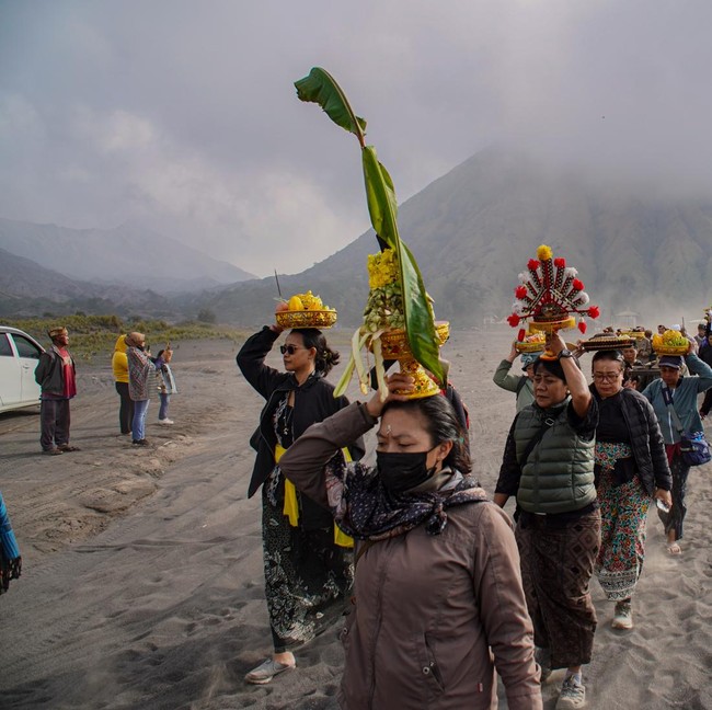 Warga Tengger Bawa Sesaji dalam Ritual Melasti