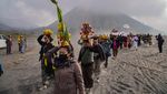 Warga Tengger Bawa Sesaji dalam Ritual Melasti