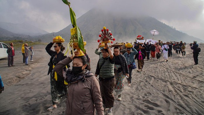 Romo dukun memercikkan air suci kepada masyarakat Tengger saat ritual Melasti di kawasan Taman Nasional Bromo Tengger Semeru (TNBTS), Kabupaten Probolinggo, Jawa Timur, Sabtu (30/5/2026). Ritual tersebut merupakan bagian dari rangkaian Yadnya Kasada yang dilakukan sebagai sarana penyucian diri sebelum puncak pelaksanaan upacara adat masyarakat Tengger. ANTARA FOTO/Irfan Sumanjaya/YU