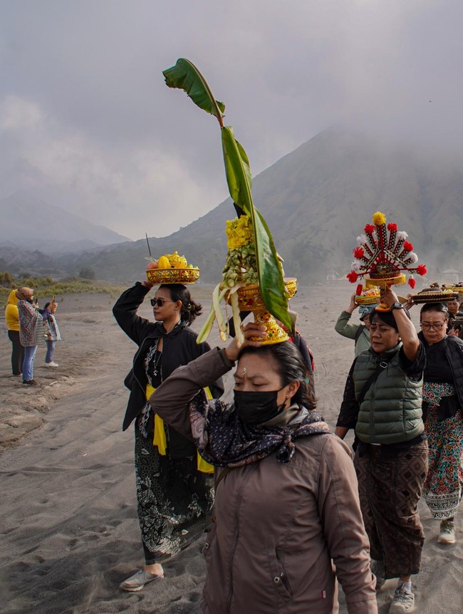 Warga Tengger Bawa Sesaji dalam Ritual Melasti
