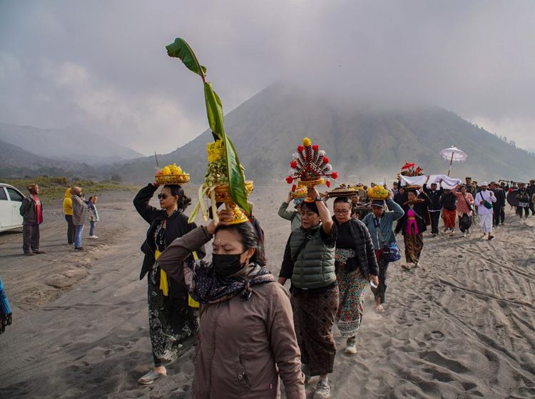 Warga Tengger Bawa Sesaji dalam Ritual Melasti