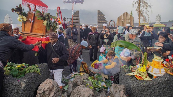 Romo dukun memercikkan air suci kepada masyarakat Tengger saat ritual Melasti di kawasan Taman Nasional Bromo Tengger Semeru (TNBTS), Kabupaten Probolinggo, Jawa Timur, Sabtu (30/5/2026). Ritual tersebut merupakan bagian dari rangkaian Yadnya Kasada yang dilakukan sebagai sarana penyucian diri sebelum puncak pelaksanaan upacara adat masyarakat Tengger. ANTARA FOTO/Irfan Sumanjaya/YU