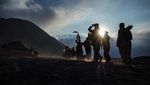 Warga Tengger Bawa Sesaji dalam Ritual Melasti
