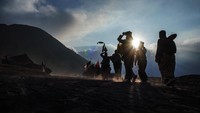 Melasti dilakukan sebagai sarana penyucian diri sebelum puncak upacara adat berlangsung. ANTARA FOTO/Irfan Sumanjaya