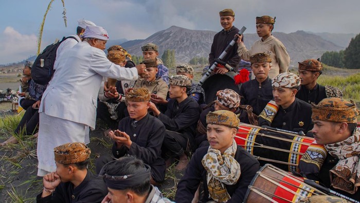 Romo dukun memercikkan air suci kepada masyarakat Tengger saat ritual Melasti di kawasan Taman Nasional Bromo Tengger Semeru (TNBTS), Kabupaten Probolinggo, Jawa Timur, Sabtu (30/5/2026). Ritual tersebut merupakan bagian dari rangkaian Yadnya Kasada yang dilakukan sebagai sarana penyucian diri sebelum puncak pelaksanaan upacara adat masyarakat Tengger. ANTARA FOTO/Irfan Sumanjaya/YU