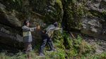 Warga Tengger Mendaki Demi Air Suci Kasada