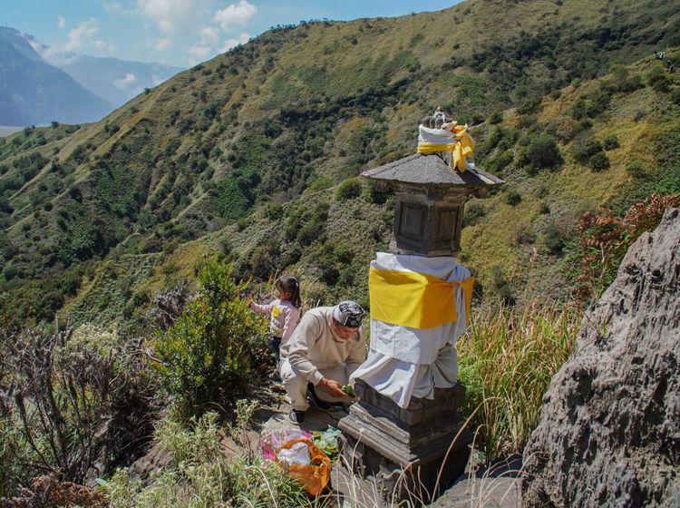 Warga Tengger Mendaki Demi Air Suci Kasada