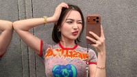 Wika Salim lantas ditanya mengapa gak melakukan operasi kecantikan lagi. Gak, aku sudah disuruh salat tobat sama mama aku, tuturnya. (Foto: dok Instagram wikasalim)