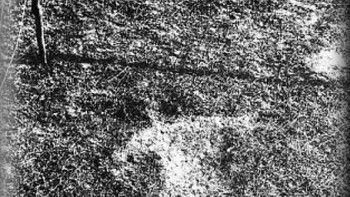 Gambar ini agak kecil tetapi tetap saja mengganggu. Foto ini adalah foto seorang awak Zeppelin yang melompat keluar setelah kapalnya terbakar selama serangan udara di Perang Dunia I. Dampak benturannya meninggalkan jejak di tanah tempat dia jatuh. Foto: Bored Panda