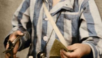Foto ini adalah salah satu yang paling memilukan. Anak kecil polos yang tengah tersenyum ini bernama Istvan Reiner. Foto aslinya mungkin hitam putih, tetapi dihidupkan kembali dan diwarnai oleh Tom Marshall, seorang restorator foto. Foto itu diambil di kamp konsentrasi Auschwitz. Hanya beberapa minggu kemudian, Istvan akan dibunuh di kamar gas. Yang membuat ini benar-benar memilukan adalah kepolosannya. Dia tidak tahu nasib yang menantinya. Foto: Bored Panda