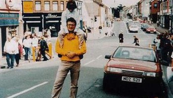 Foto sebelum pemboman Omagh (Irlandia Utara) tahun 1998. Pria dan anaknya berdiri di samping bom mobil beberapa saat sebelum meledak. Menurut artikel Wikipedia, fotografer tersebut meninggal sementara subjek foto selamat. Foto: Bored Panda