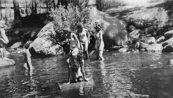 Sekelompok gadis berusia tiga belas tahun pergi berkemah di Amerika pada Juli 1945. Mereka berenang di sebuah sungai di Ruidoso, New Mexico. Gadis di depan foto itu bernama Barbara Kent. Yang tidak mereka ketahui ialah di dekatnya, Proyek Manhattan meledakkan bom nuklir sebagai uji coba. Mereka semua menderita kanker, setelah mengoleskan serpihan putih ke wajah yang dikira salju. Serpihan itu adalah jatuhan radioaktif dari uji coba Trinity Proyek Manhattan, ledakan bom atom pertama di dunia. Foto: Bored Panda