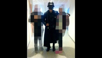 Pembunuh di sekolah Swedia. Membunuh beberapa orang dengan pedang. Menyeramkan karena orang-orang mengira dia memakai kostum untuk bersenang-senang dan berpose dengannya. Foto: Bored Panda