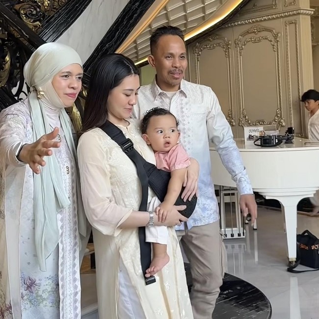 Gaya Keibuan Aaliyah Massaid Kumpul Bareng Gen Halilintar Sambil Gendong Anak