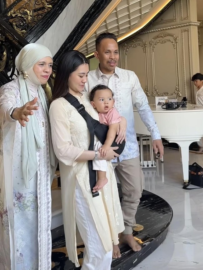 Gaya Keibuan Aaliyah Massaid Kumpul Bareng Gen Halilintar Sambil Gendong Anak
