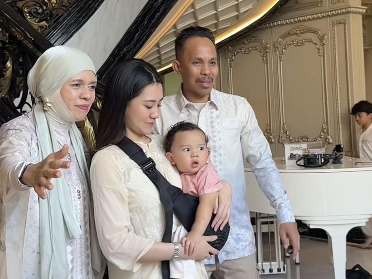 Gaya Keibuan Aaliyah Massaid Kumpul Bareng Gen Halilintar Sambil Gendong Anak
