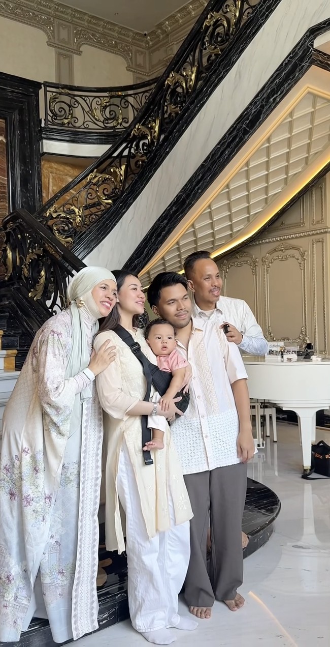 Penampilan Aaliyah terlihat serasi dengan suaminya, Thariq Halilintar. Thariq memadukan atasan krem senada dengan Aaliyah serta celana panjang coklat. Foto: Instagram/@genhalilintar