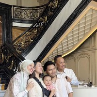 Penampilan Aaliyah terlihat serasi dengan suaminya, Thariq Halilintar. Thariq memadukan atasan krem senada dengan Aaliyah serta celana panjang coklat. Foto: Instagram/@genhalilintar
