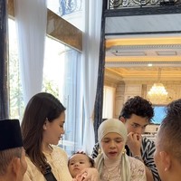 Yang tak kalah curi atensi ialah gaya keibuan Aaliyah selama acara. Meski mengajak serta pengasuh anaknya, Aaliyah tetap memilih momong putranya itu sendiri. Foto: Instagram/@genhalilintar