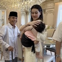 Tak hanya sebentar, dari awal kedatangan hingga sepanjang acara, Aaliyah tampak menggendong putranya itu sendiri menggunakan kain gendongan. Aura keibuan pun tampak begitu terpancar dari diri putri Reza Artamevia itu. Foto: Instagram/@genhalilintar
