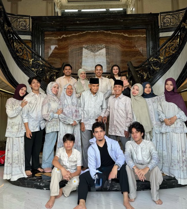 Pose bareng keluarga Gen Halilintar, Aaliyah terlihat berdiri di sebelah ibunda Thariq, Geni Faruk, dengan tetap setia menggendong putranya, baby Arash. Foto: Instagram/@genhalilintar