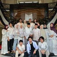 Pose bareng keluarga Gen Halilintar, Aaliyah terlihat berdiri di sebelah ibunda Thariq, Geni Faruk, dengan tetap setia menggendong putranya, baby Arash. Foto: Instagram/@genhalilintar